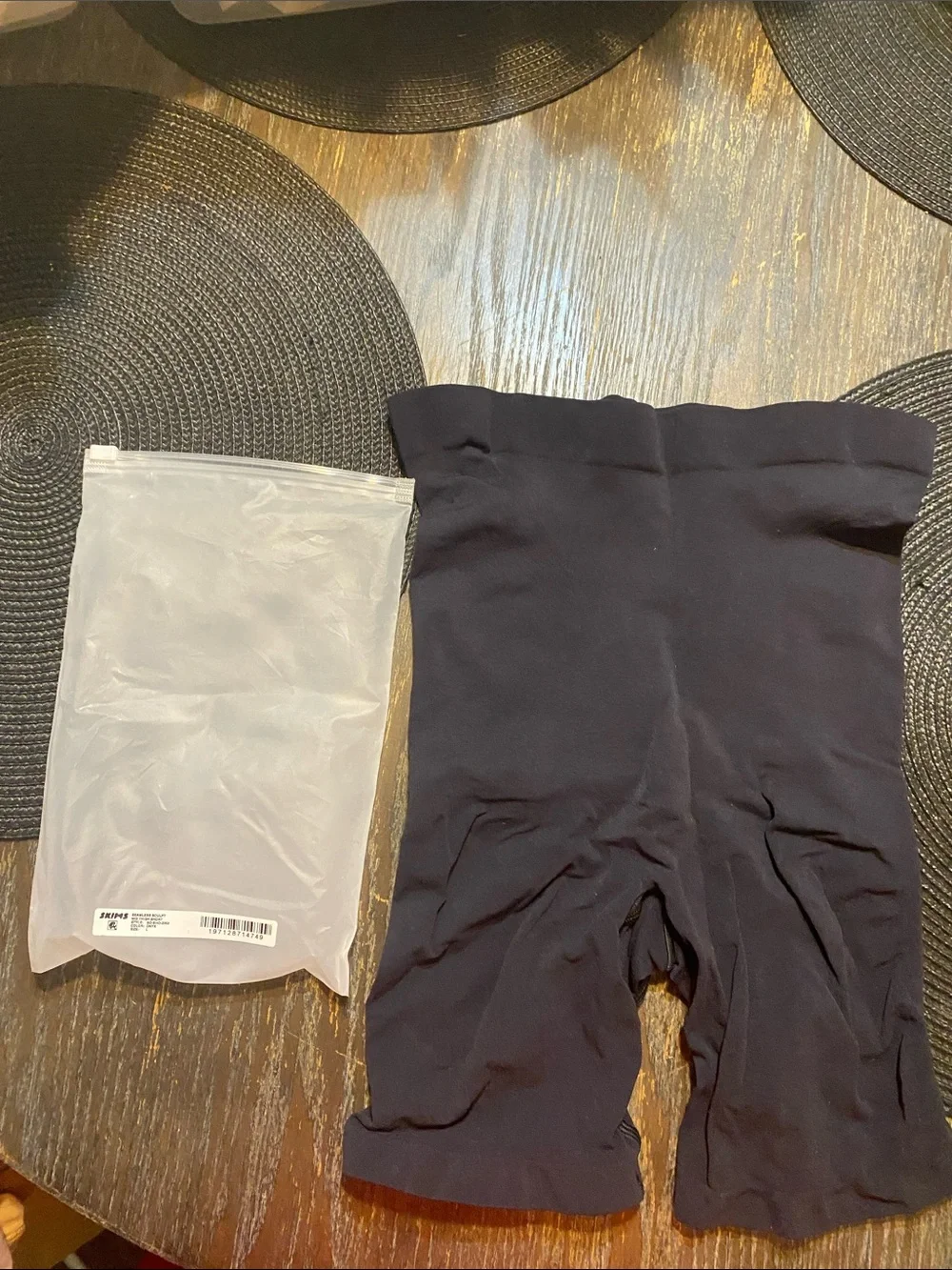 SKIMS Black mid thigh shorts size large